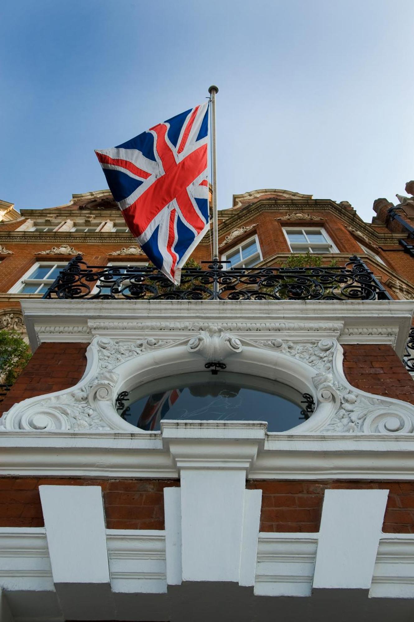 Milestone Hotel Kensington Londra Esterno foto The Union Flag flying from the balcony of the hotel