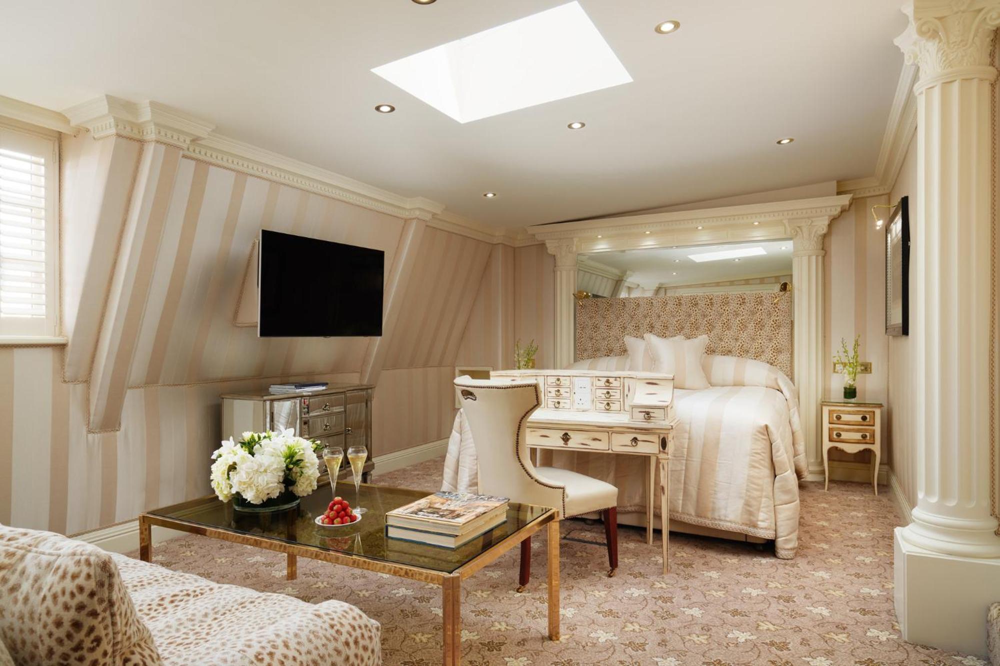 Milestone Hotel Kensington Londra Esterno foto A suite at The Dorchester