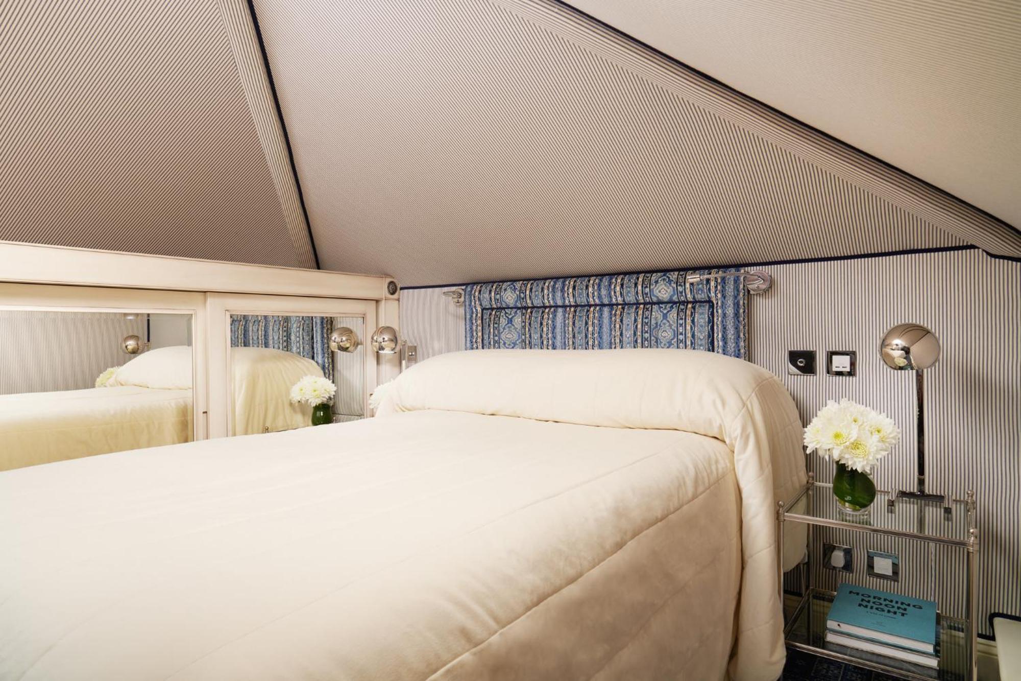 Milestone Hotel Kensington Londra Esterno foto A bedroom at the hotel