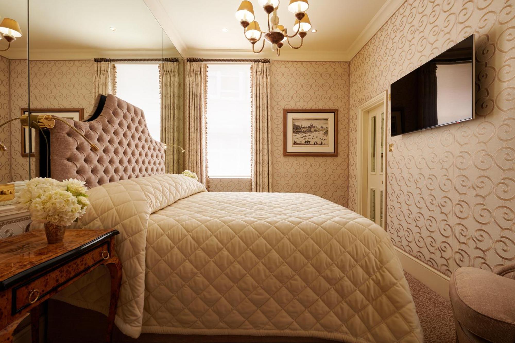 Milestone Hotel Kensington Londra Esterno foto A bedroom at the hotel