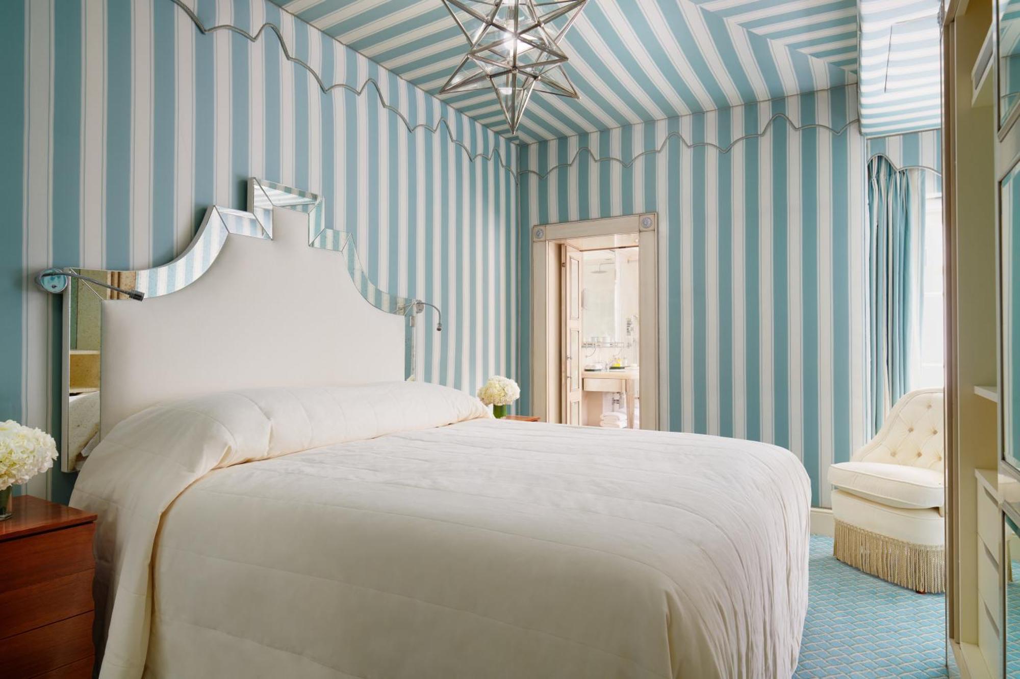 Milestone Hotel Kensington Londra Esterno foto A bedroom at the Hotel de Crillon