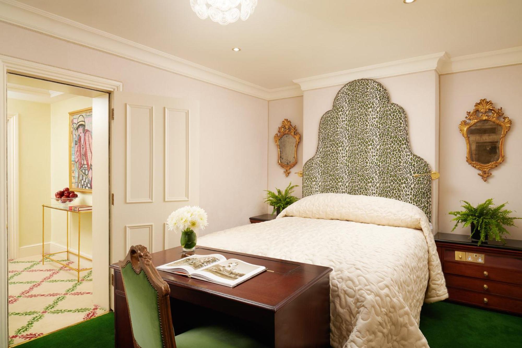 Milestone Hotel Kensington Londra Esterno foto A bedroom at the hotel