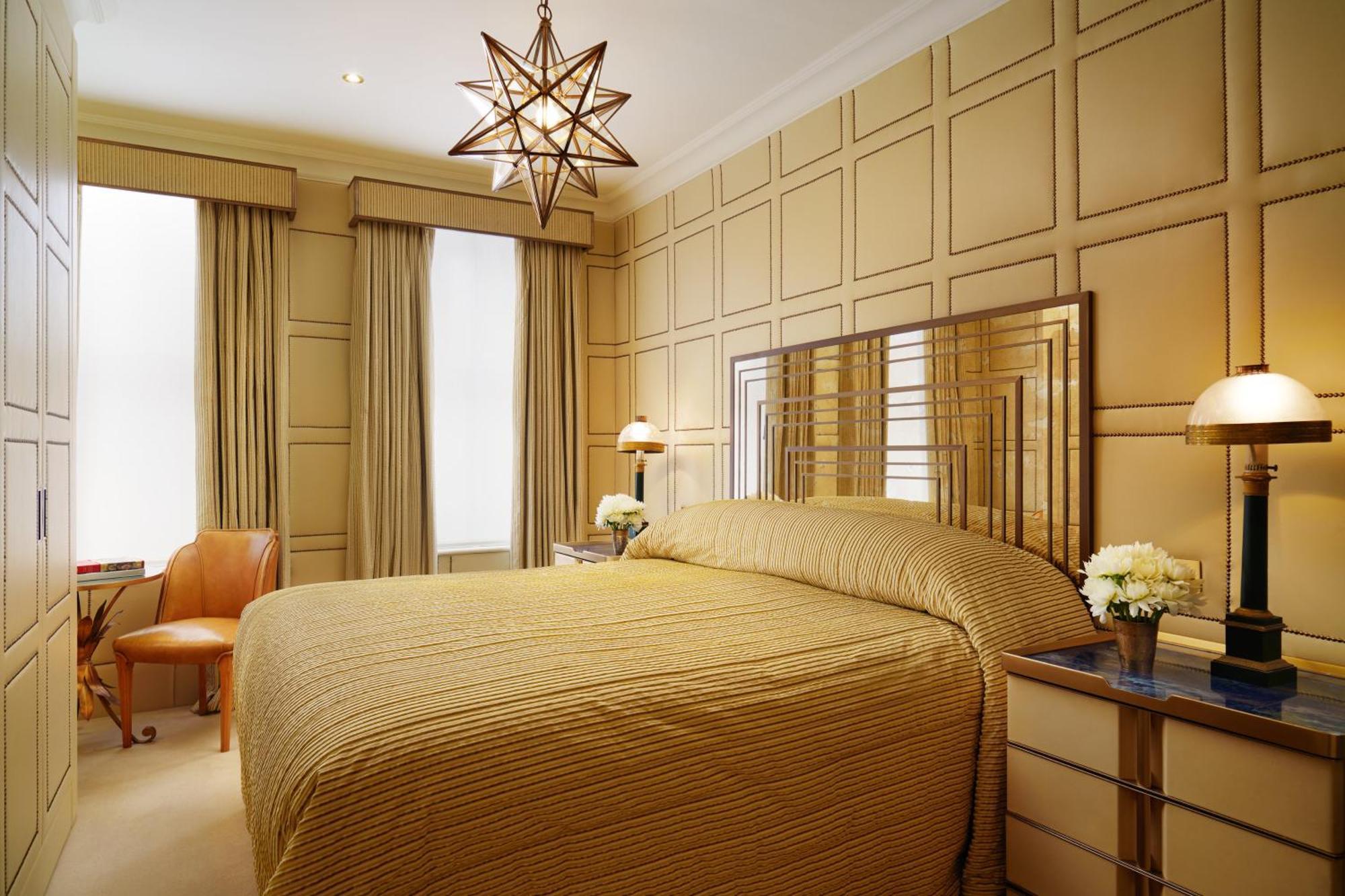 Milestone Hotel Kensington Londra Esterno foto A bedroom at the Mandarin Oriental, New York