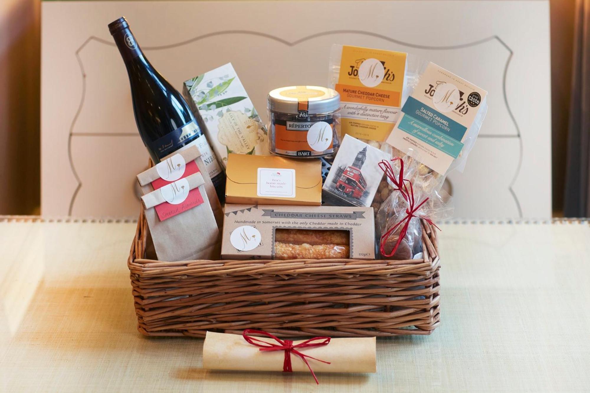 Milestone Hotel Kensington Londra Esterno foto A gift basket