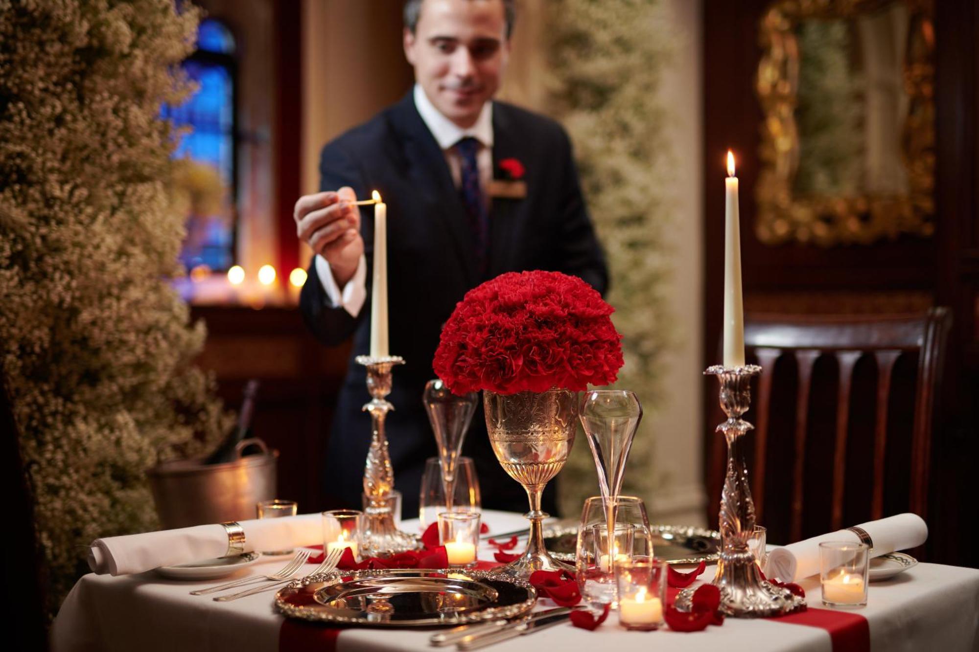 Milestone Hotel Kensington Londra Esterno foto A butler lighting a candle at a table