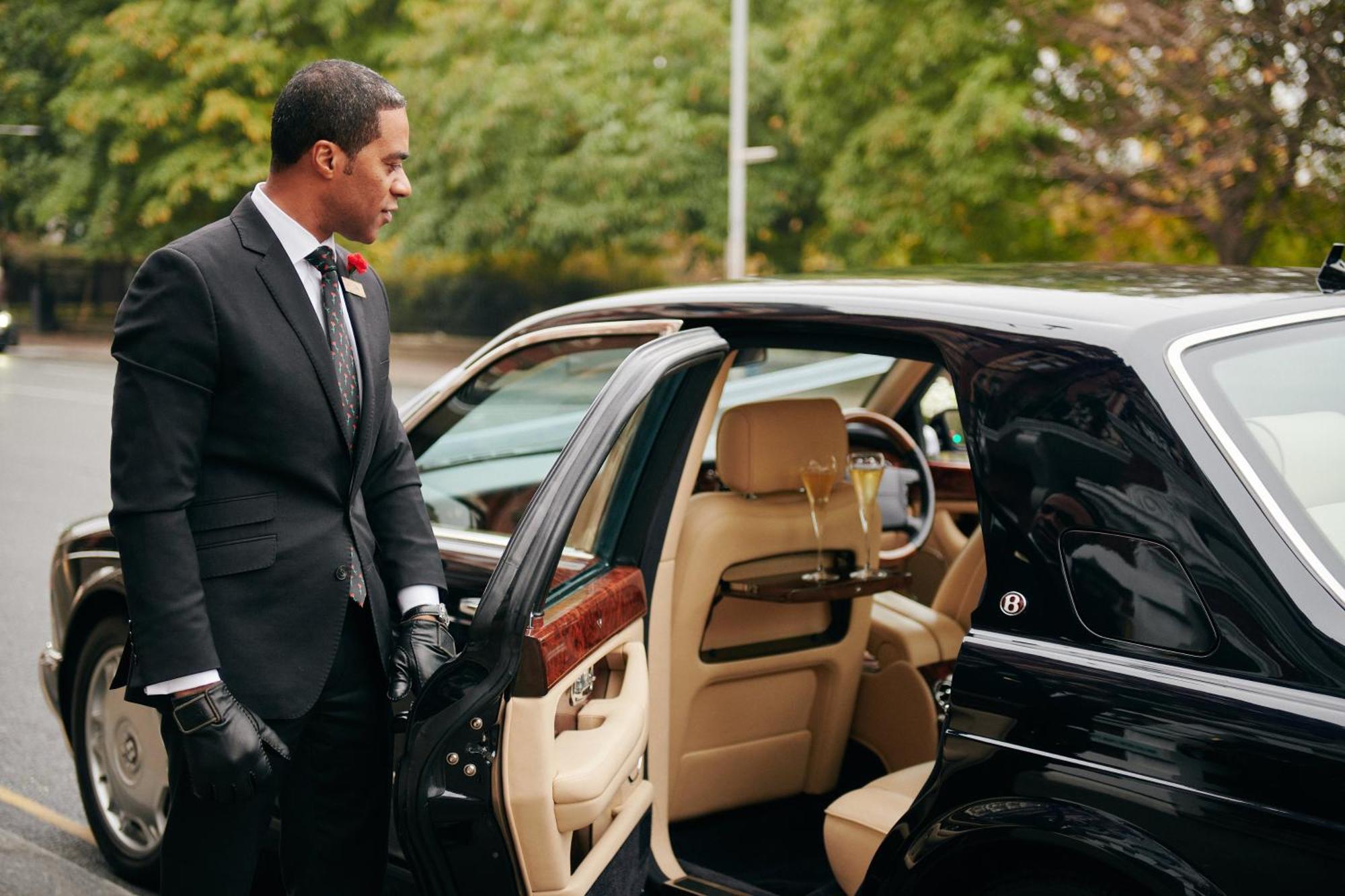 Milestone Hotel Kensington Londra Esterno foto A chauffeur opening a car door
