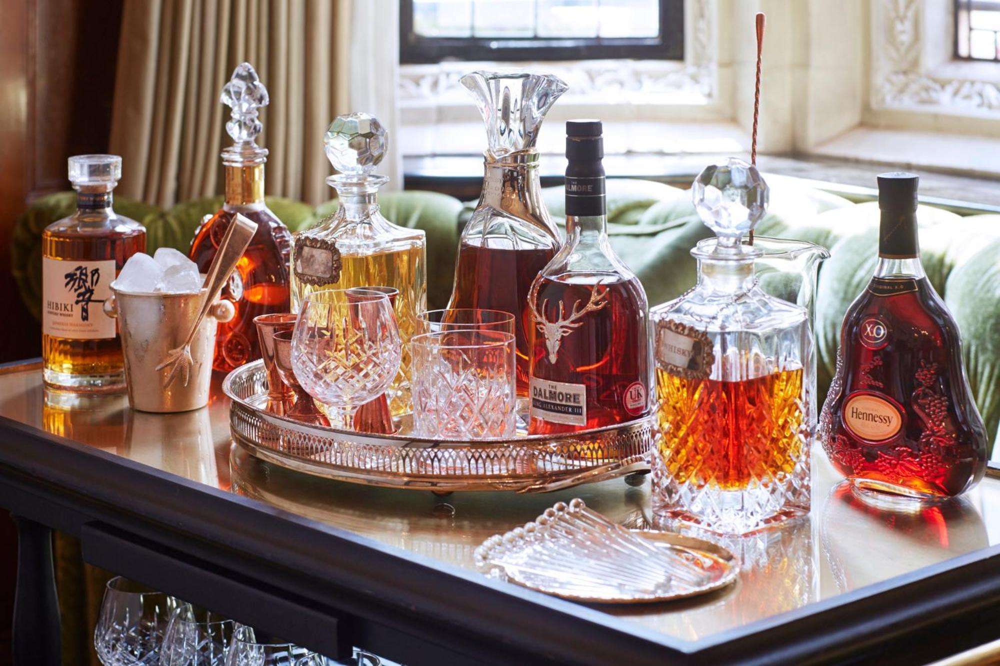 Milestone Hotel Kensington Londra Esterno foto A selection of spirits