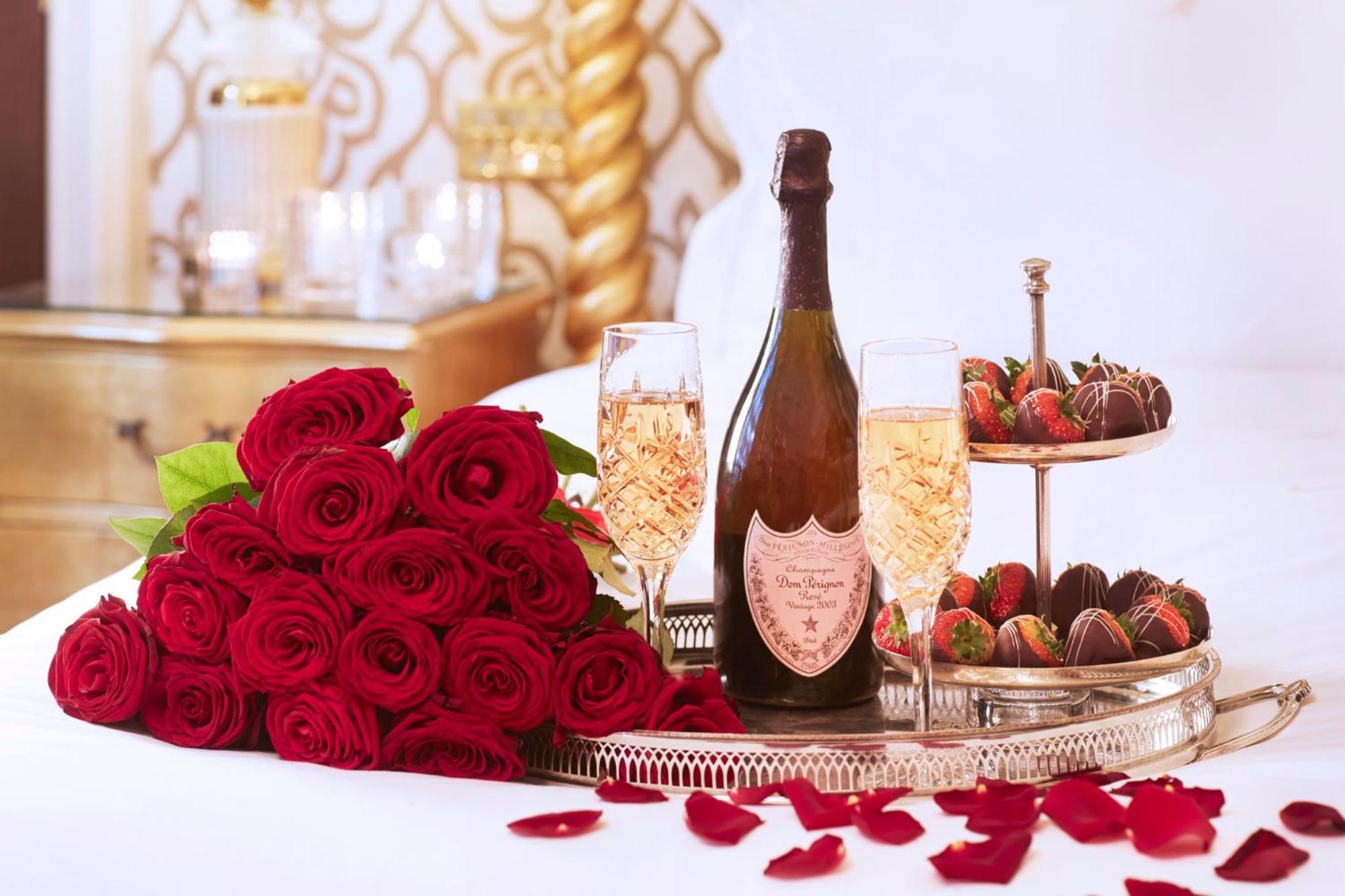 Milestone Hotel Kensington Londra Esterno foto A bottle of Dom Pérignon